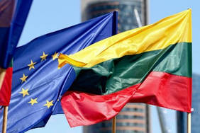 Lithuanian and European Union flags (Shieldjournal.com photo).