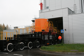 Panaudotu branduoliniu kuru užpildytas konteineris įvežamas į naująją panaudoto branduolinio kuro saugyklą