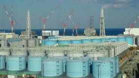 Užteršto vandens talpyklos Fukušimos Daiiči branduolinės elektrinės aikštelėje (TEPCO nuotr.)